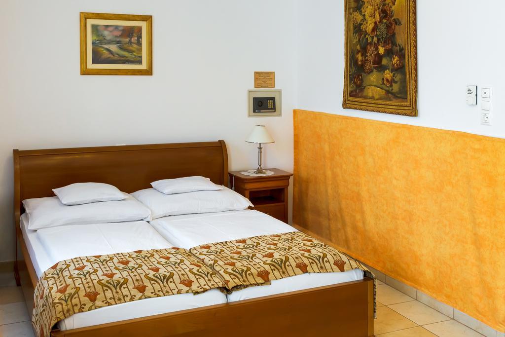 Bed and Breakfast Kata Panzio Szegedin Zimmer foto